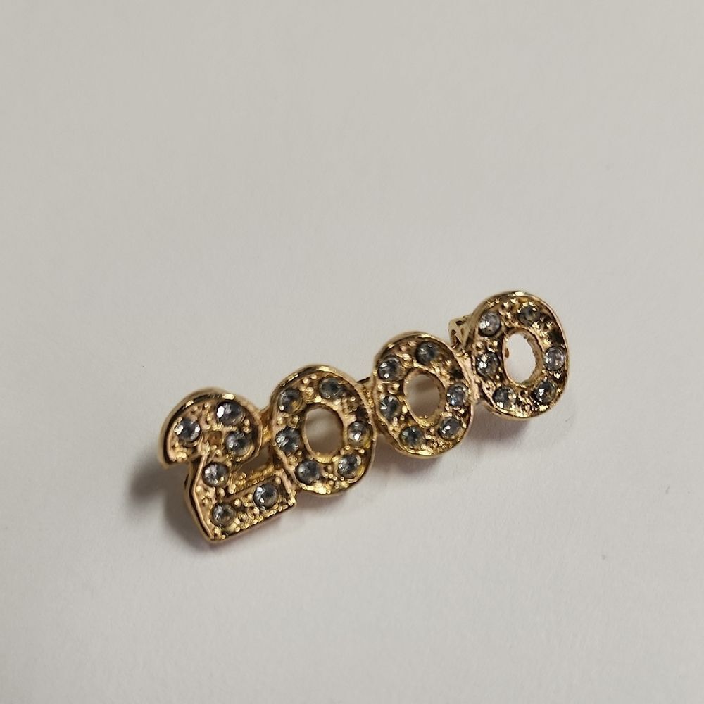 2000 Millennium Celebration Rhinestones Gold Toned Jeweled Hat Sparkle Lapel Pin